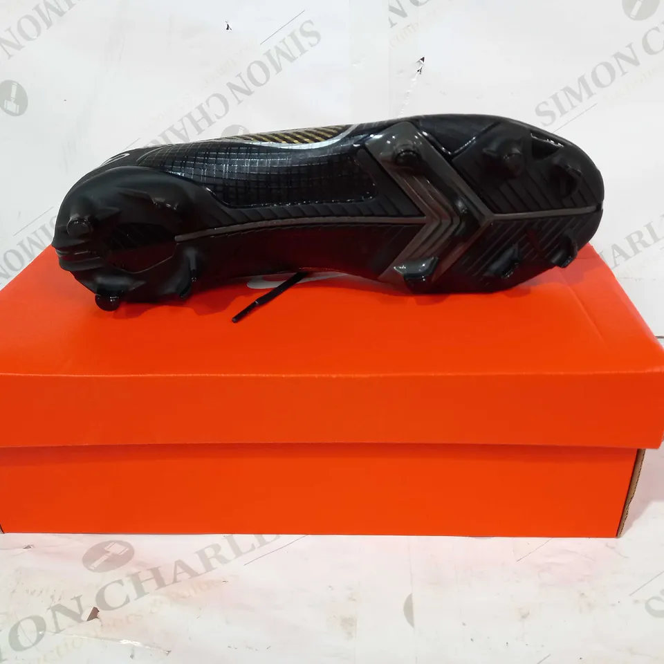 BOXED PAIR OF NIKE VAPOR 14 ACADEMY FOOTBALL BOOTS IN BLACK/GOLD UK SIZE 8