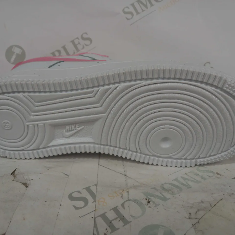 BOXED PAIR OF NIKE AIR FORCE 1 SHOES IN WHITE/PINK UK SIZE 6