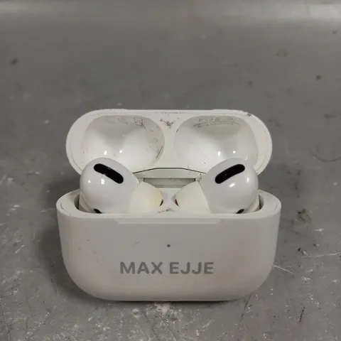 APPLE AIRPODS WITH CHARGING CASE - A2190	