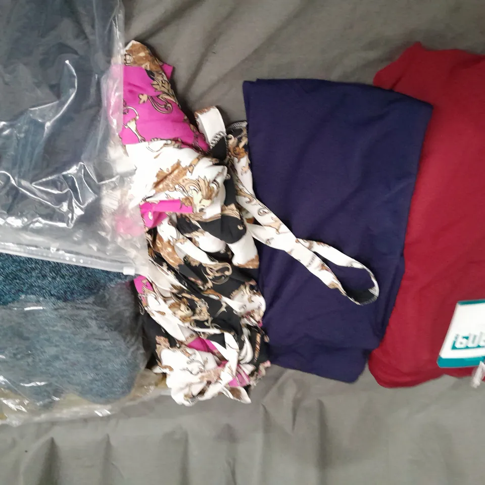 APPROXIMATELY 25 ASSORTED CLOTHING ITEMS IN VARIOUS SIZES TO INCLUDE - TROUSERS , DRESS , JUMPER ETC