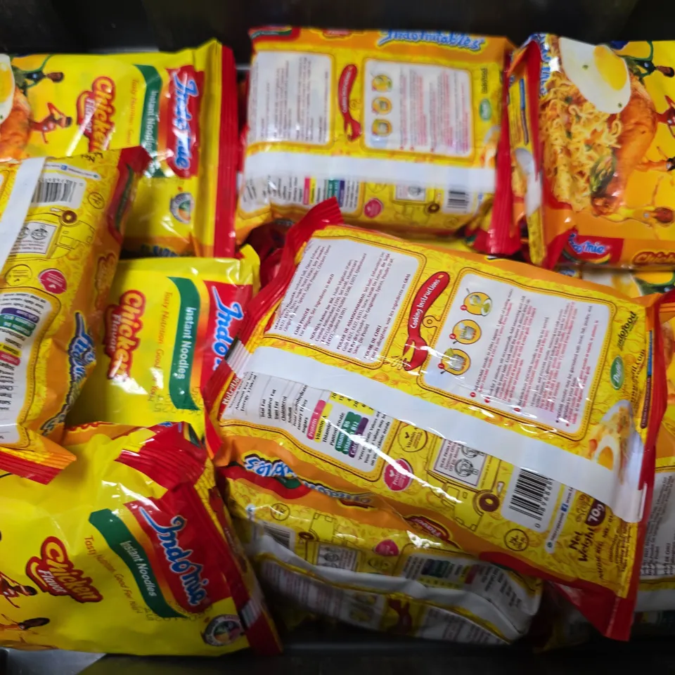 TOTE OF APPROXIMATELY 15 JNDOMIE CHICKEN FLAVOR INSTANT NOODLES 