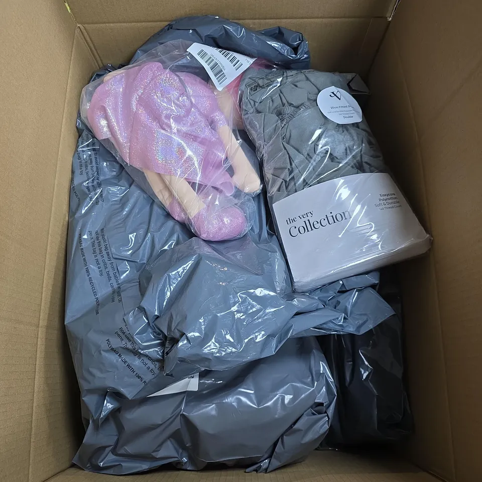 BOX OF APPROXIMATELY 12 ASSORTED HOUSEHOLD ITEMS TO INCLUDE BEDDING, DOLL ETC