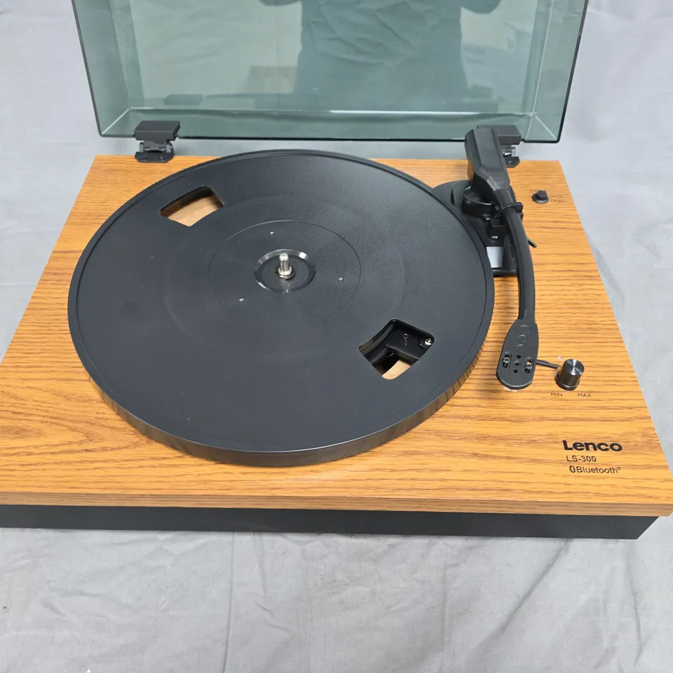 LENCO LS-300 BLUETOOTH TURNTABLE ON WOODEN PLINTH WITH LID