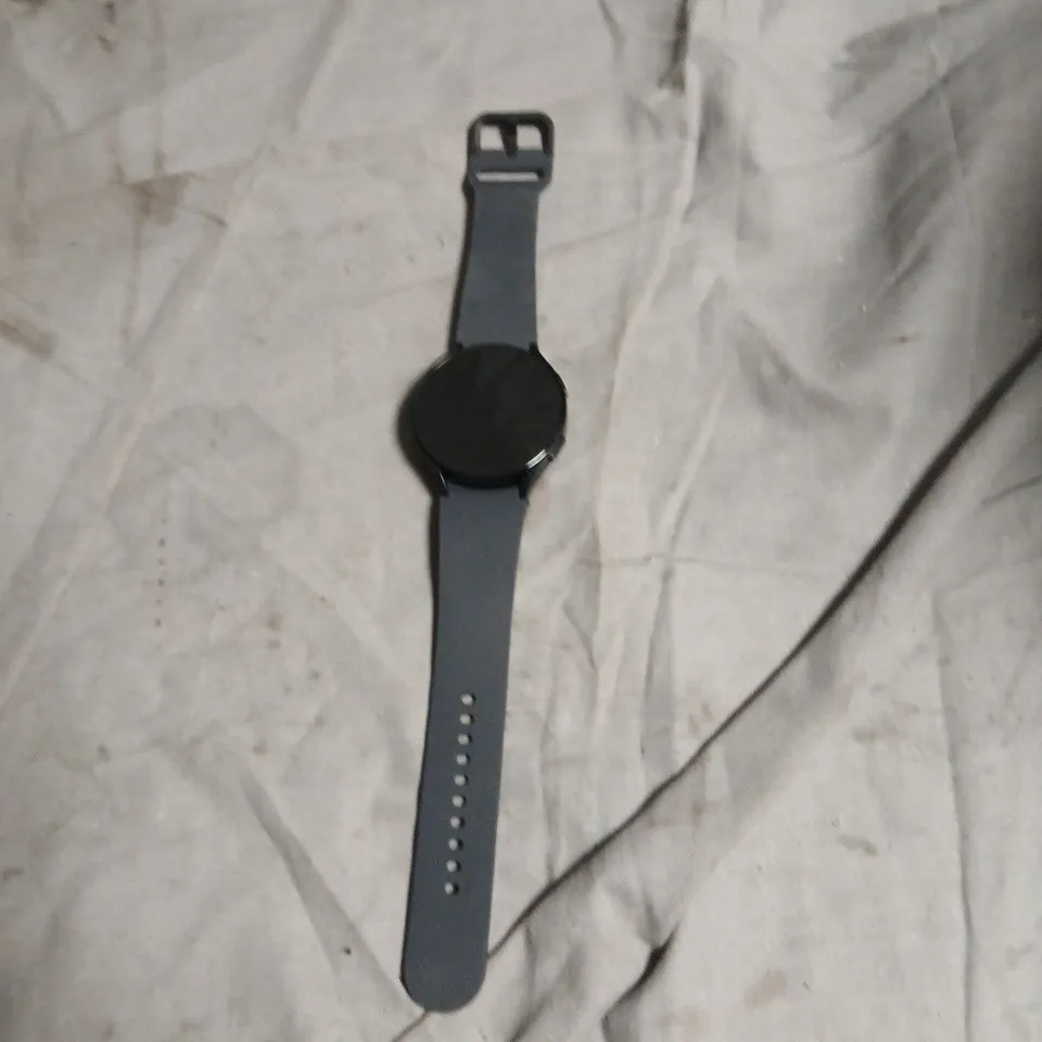 ROUND-FACED SMARTWATCH WITH GREY SILICONE STRAP