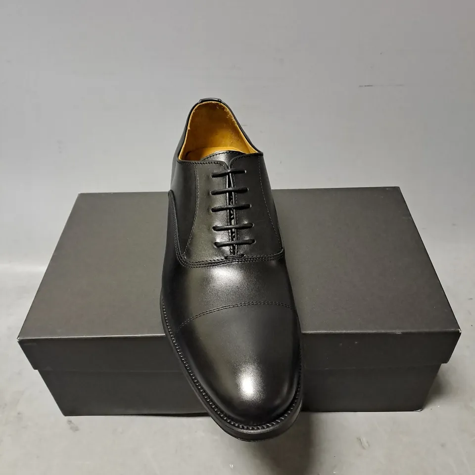 BOXED PAIR OF HAWES & CURTIS HUDSON OXFORD LEATHER DRESS SHOES IN BLACK SIZE 8