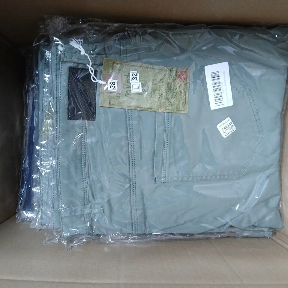 BOX OF APPROXIMATELY 9 MENS CLOTHING ITEMS TO INCLUDE JEANS AND HOODED TOPS - VARIOUS COLOURS AND SIZES