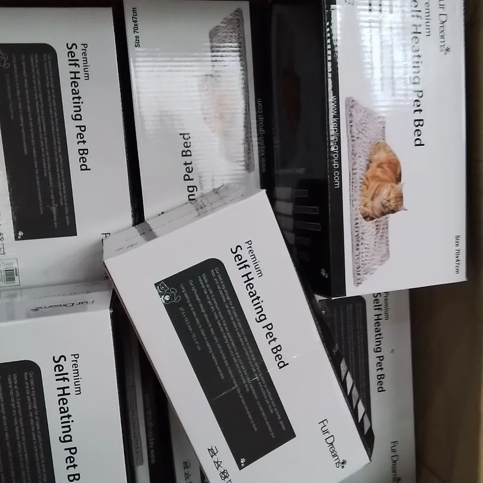 BOXED FURDREAMS SELF HEATING PET BED APPROXIMATELY 9