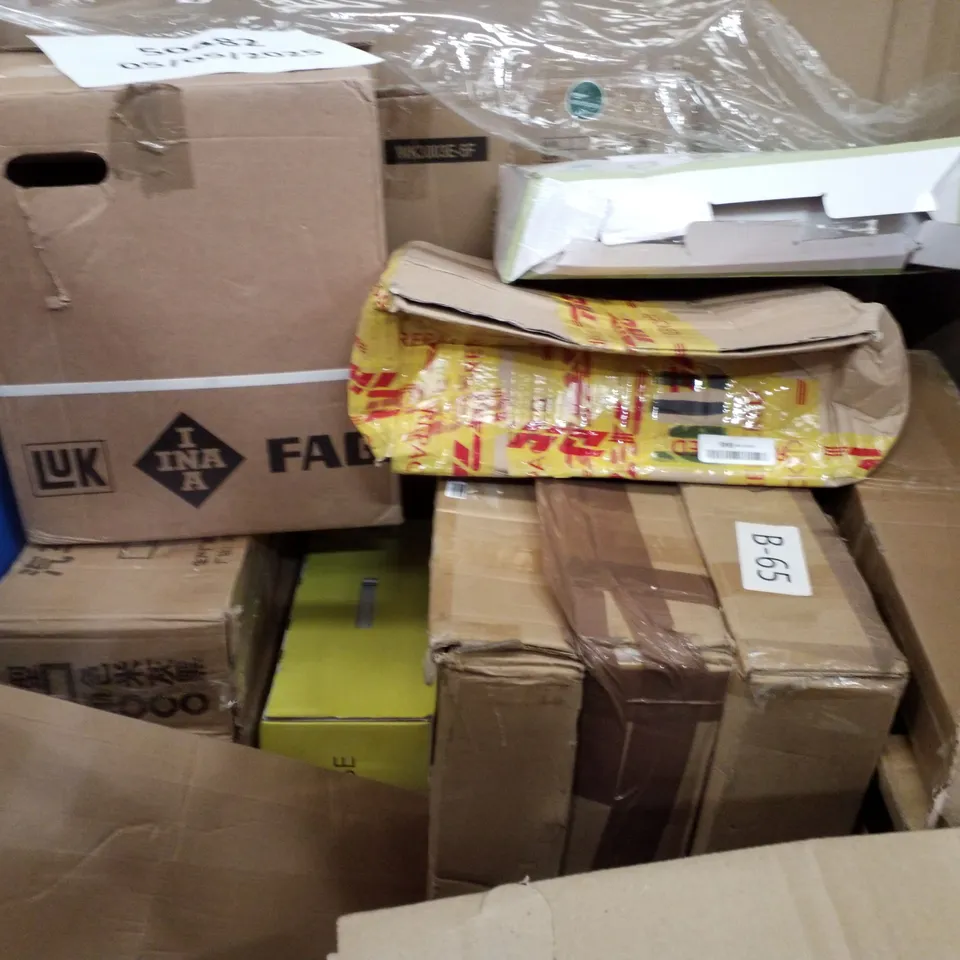 PALLET CONTAINING ASSORTED PRODUCTS INCLUDING OVER SINK DISH RACK, HEATED THROW, PREMIUM KING AIR BED, YOGA MAT & ASSORTED STEP LADDERS