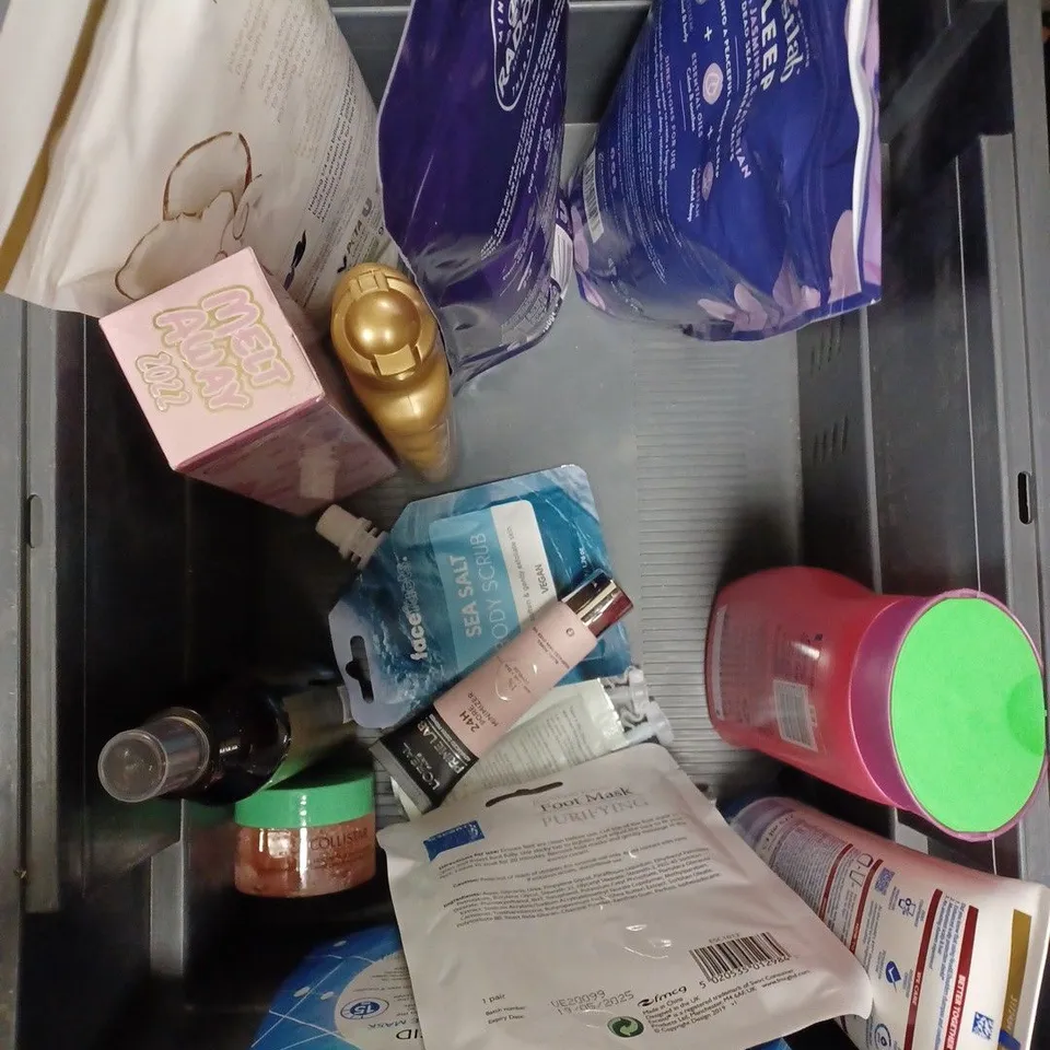 BOX OF APPROX 20 BEAUTY PRODUCTS TO INCLUDE DOVE BATH SALTS, L'OREAL ELVIVE MOISTURE WRAPPING MASK, HEAD AND SHOULDERS SUPREME, ETC. 