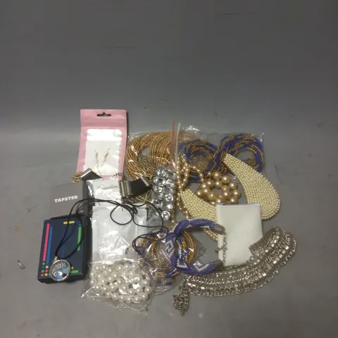 APPROXIMATELY 20 ASSORTED JEWELLERY ITEMS TO INCLUDE - NECKLACES - BRACELETS - EARRINGS - ETC