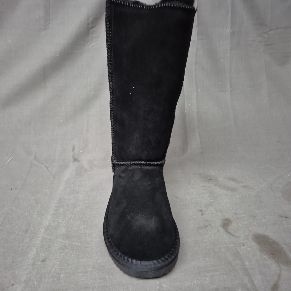 BOXED PAIR OF SNOW FAUX FUR LINED BOOTS IN BLACK UK SIZE 6