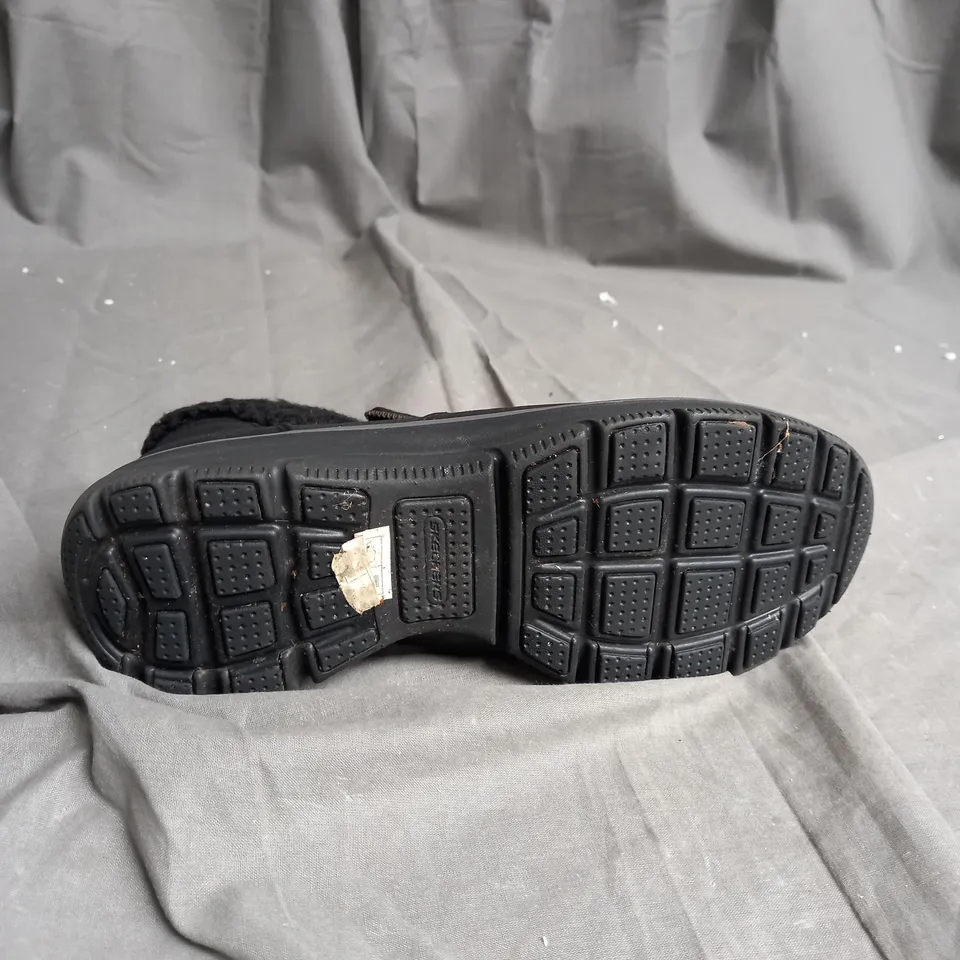 SKETCHERS EASY GOING BOOT IN BLACK - SIZE 5.5