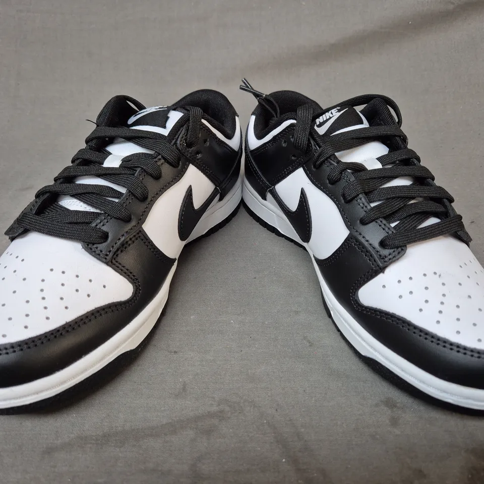 BOXED PAIR OF NIKE DUNK LOW RETRO SHOES IN BLACK/WHITE UK SIZE 6