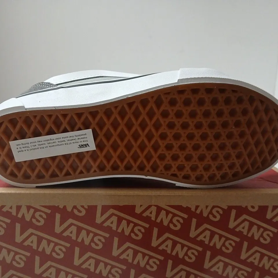 VANS KNU SKOOL SNEAKERS – GREY/PEWTER & WHITE – UK 6 (MEN'S) – BOXED