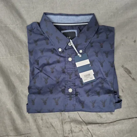 CREW CLOTHING COMPANY MEN'S STAG PRINT SHIRT – NAVY, SIZE L