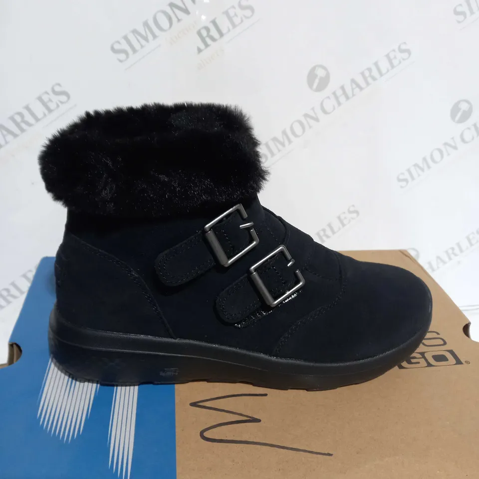 BOXED SKECHERS WINTER ON THE GO FAUX FUR TRIM BOOTS, BLACK - SIZE 4.5