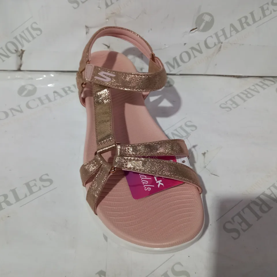 SKECHERS ON THE GO 600 STRAP SANDAL WITH MOLDED FOOTBED SIZE 7 