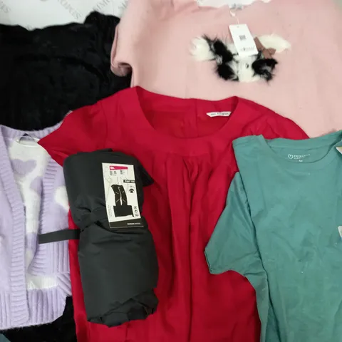 LARGE QUANTITY OF ASSORTED CLOTHING ITEMS TO INCLUDE DECATHLON, AUTOGRAPH AND PRIMARK
