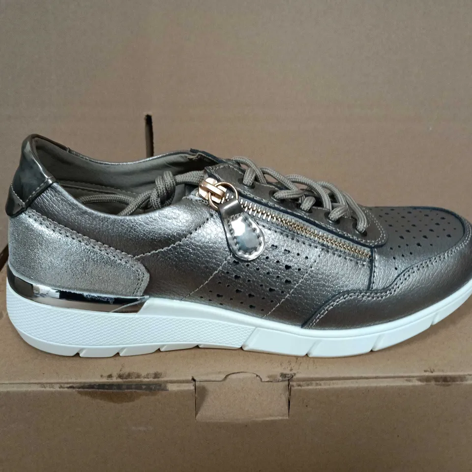 BOXED PAIR OF WOMENS METALLIC SILVER TRAINERS 6