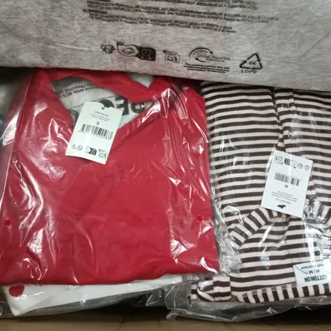 APPROXIMATELY 20 ASSORTED CLOTHING ITEMS IN VARIOUS SIZES, COLOURS & STYLES TO INCLUDE BOX FIT HOODIE, DREAMY SOFT BODYSHORT, V NECK HALTER, ETC