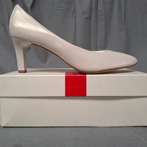 BOXED PAIR OF HOGL CLOSED TOE MID HEEL SLIP-ON SHOES IN CHAMPAGNE UK SIZE 8