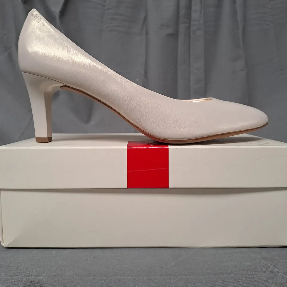 BOXED PAIR OF HOGL CLOSED TOE MID HEEL SLIP-ON SHOES IN CHAMPAGNE UK SIZE 8