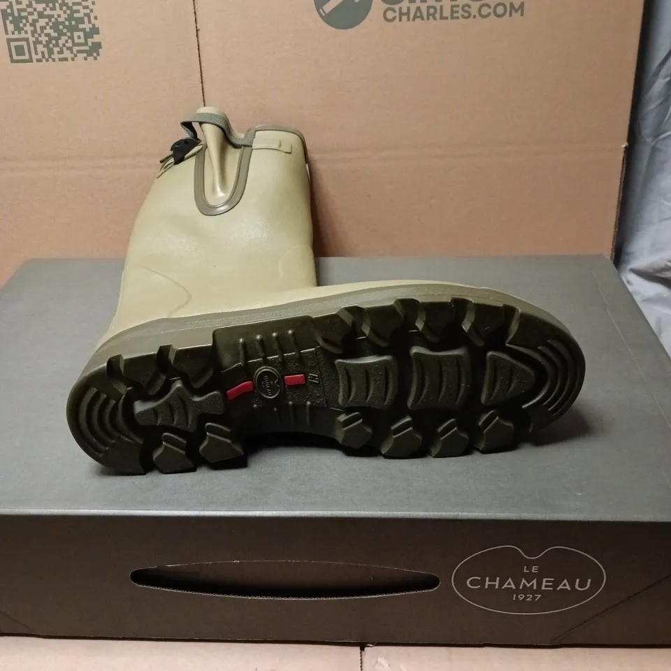 LE CHAMEAU 1927 GREEN WELLINGTON BOOTS, TARTAN LINED. BOXED SIZE 47 (UK 12)