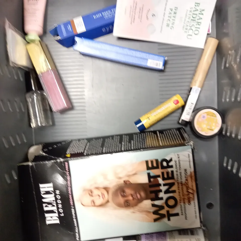 BOX OF APPROXIMATELY 20 ASSORTED HEALTH & BEAUTY PRODUCTS TO INCLUDE SANCTUARY SPA BODY OIL SPRAY, BUBBLE BODY SCRUB, KISS CAT EYELASHES ETC 
