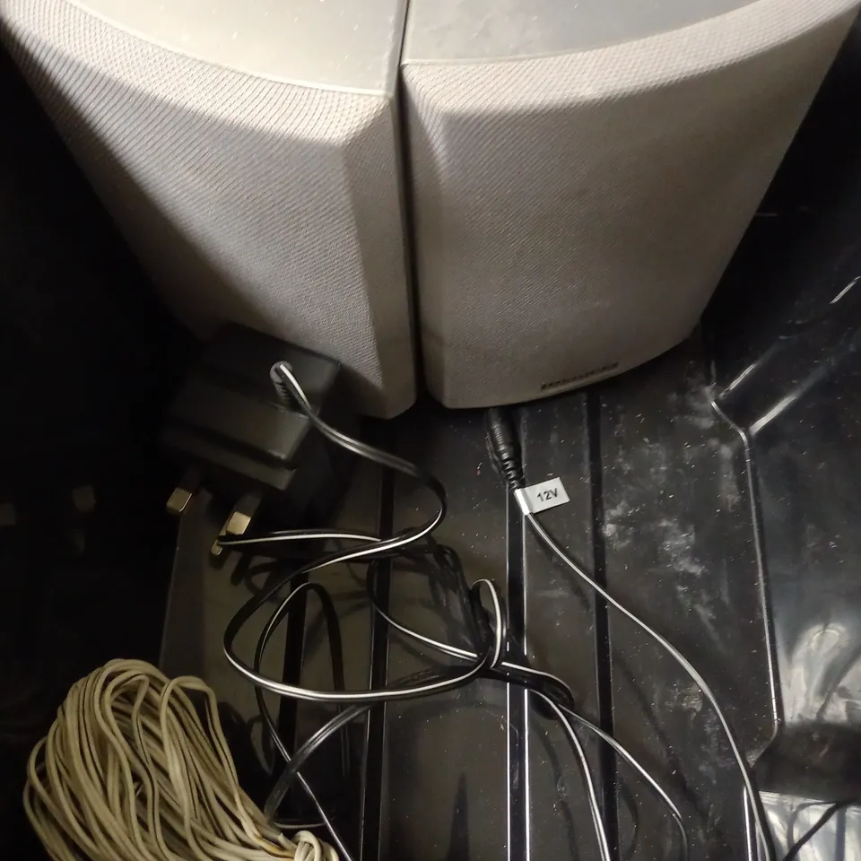 LOT OF ASSORTED SPEAKER SYSTEMS INCLUDING MADCATZ, TOSHIBA, ETC