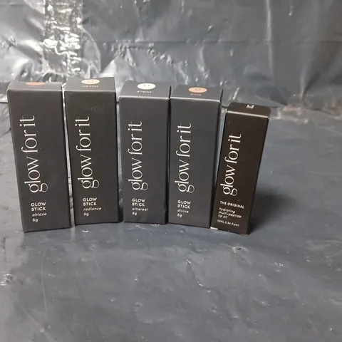 LOT OF 5 GLOW FOR IT MAKE UP PRODUCTS TO INCLUDE GLOW STICKS AND LIP OIL - ASSORTED SHADES