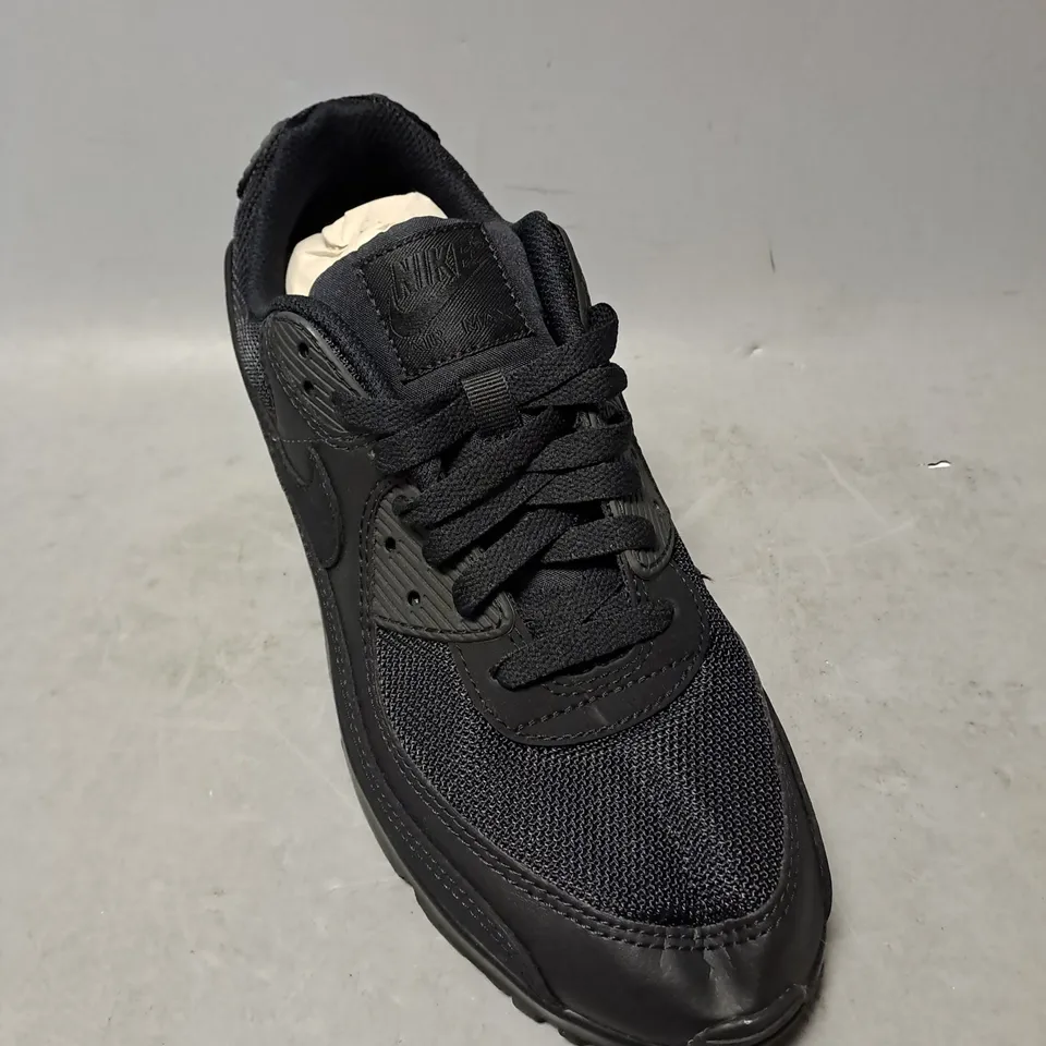 PAIR OF NIKE AIR MAX TRAINERS IN BLACK SIZE 8