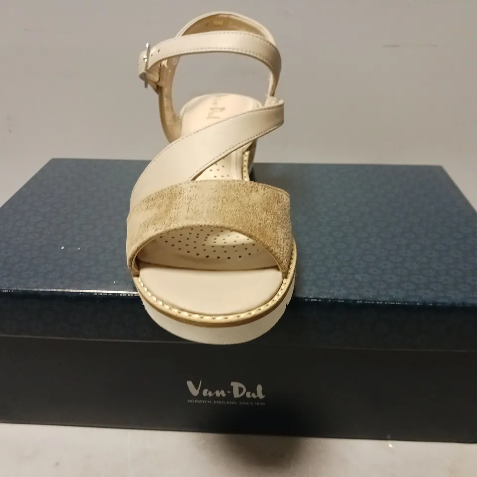 BOXED PAIR OF VAN-DAL OPEN TOE LOW WEDGE SANDALS IN TAUPE SIZE 7