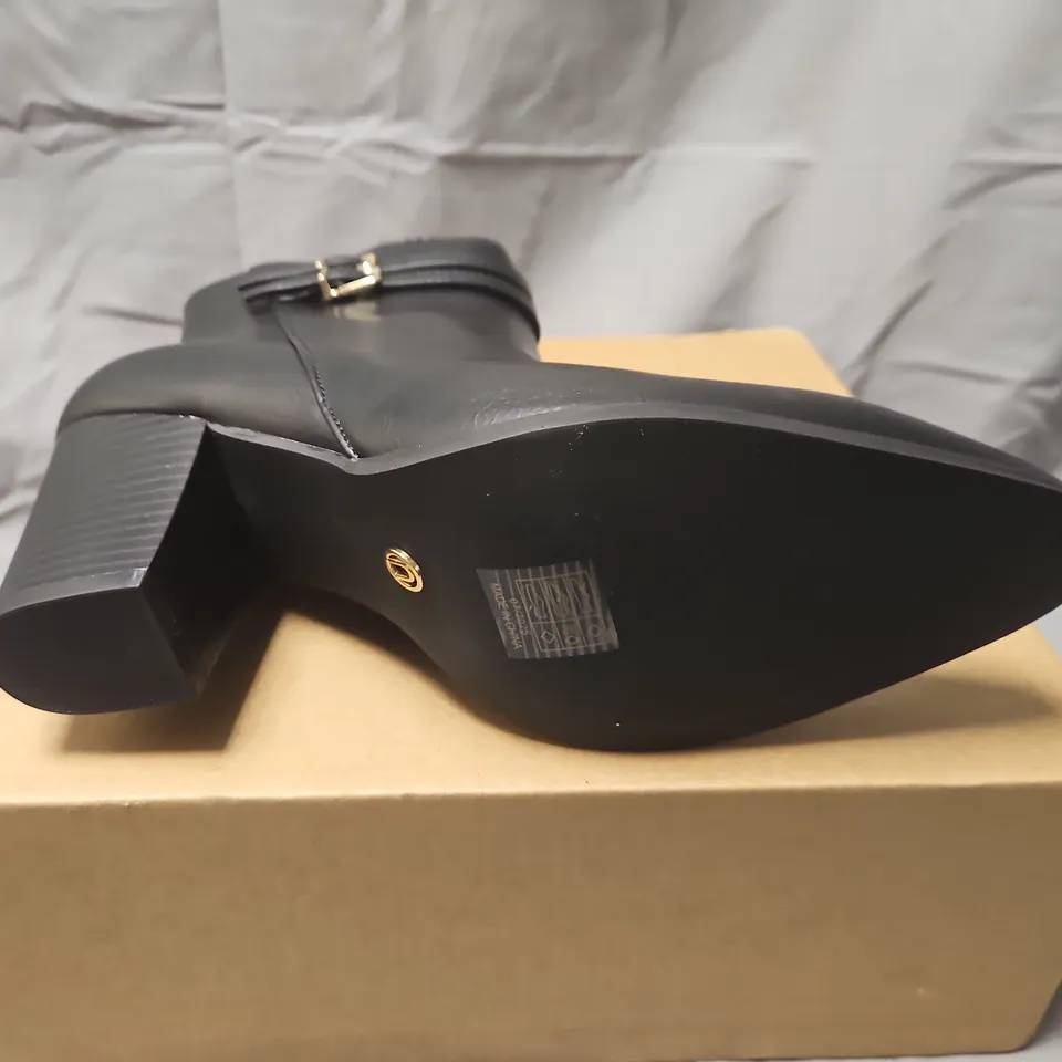 BOXED NOVO UK JOY BUCKLE DETAIL WESTERN HEELED BOOT – BLACK, UK 6