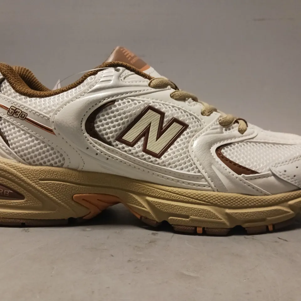 BOXED PAIR OF NEW BALANCE 530 TRAINERS IN WHITE/CHOCOLATE UK SIZE 6