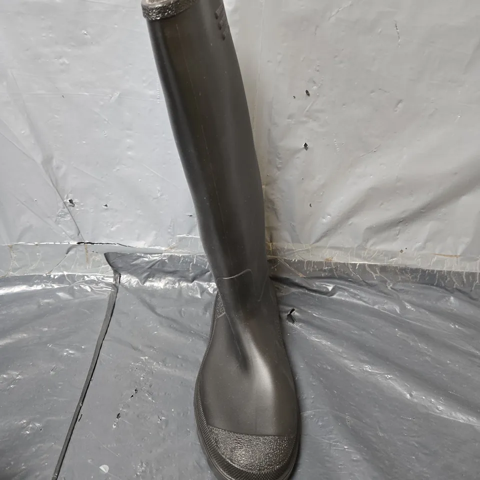 UNBOXED PAIR OF DUNLOP WELLIES IN BLACK - SIZE 7
