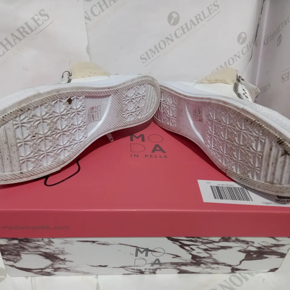 BOXED PAIR OF MODA WHITE HIGH TOP TRAINERS - SIZE 7