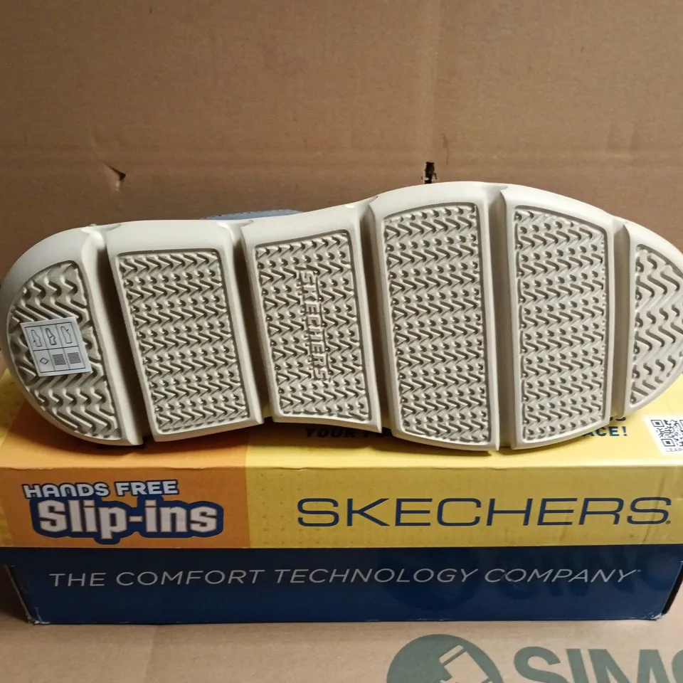 BOXED PAIR OF SKECHERS SLIP-INS NAVY DENIM TRAINERS – UK SIZE 8.5