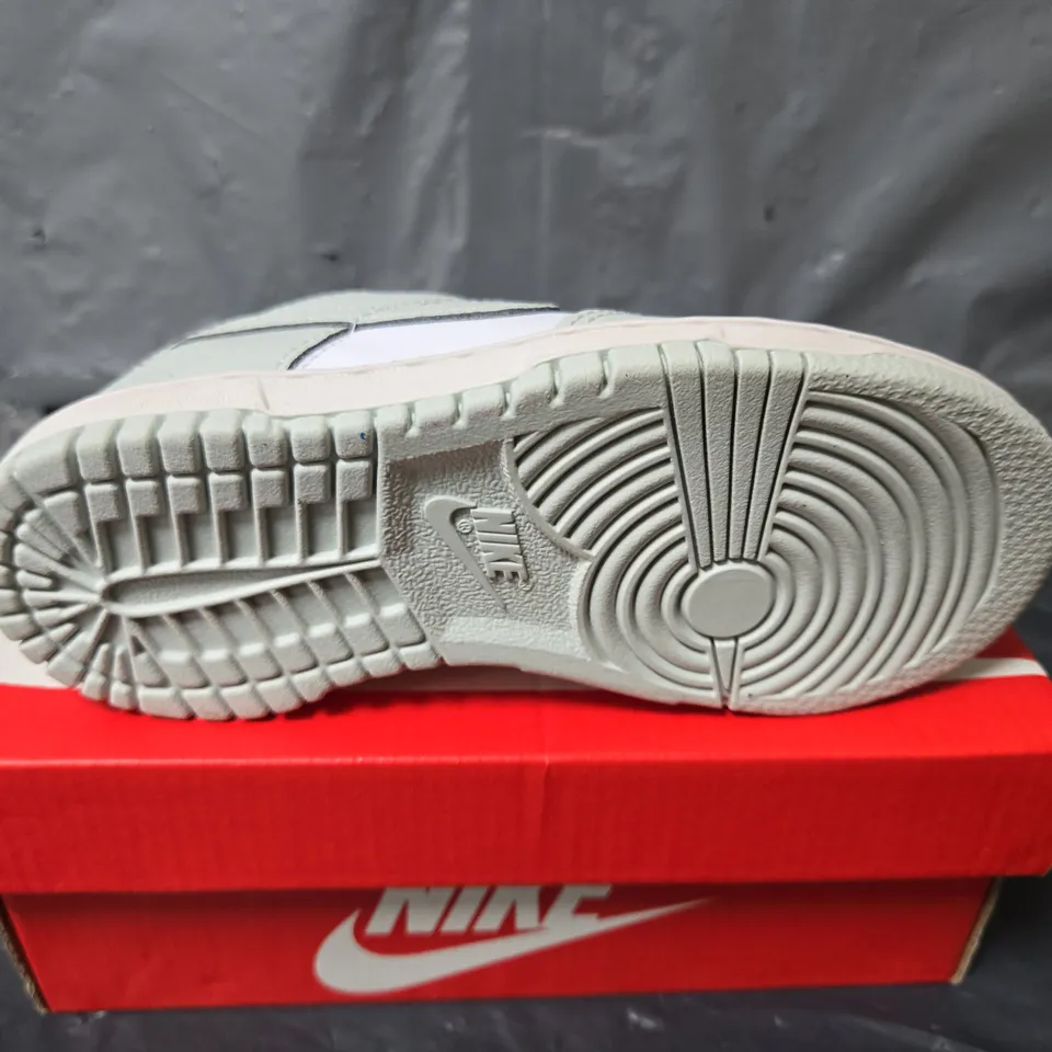 BOXED PAIR OF NIKE KIDS DUNK LOW (TDE) TRAINERS IN GREY/WHITE - UK 9.5
