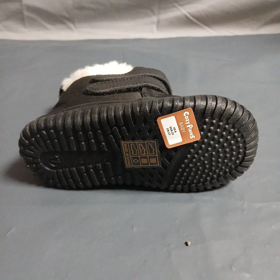 COZY PIXIES TODDLER BLACK WINTER BOOTS WITH WHITE FAUX FUR LINING SIZE BABY EU 22. UNBOXED