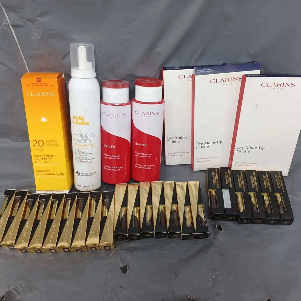 LOT OF APPROX 15 COSMETICS ITEMS TO INCLUDE CLARINS EYE MAKE-UP PALETTE, CLARINS SUN CARE MILK-LOTION SPRAY, ETC