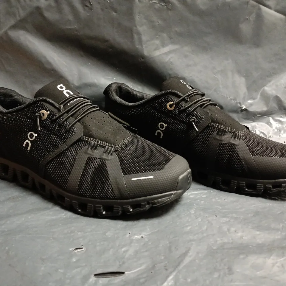 PAIR OF ON CLOUDSURFER TRAINERS IN BLACK SIZE UK 6