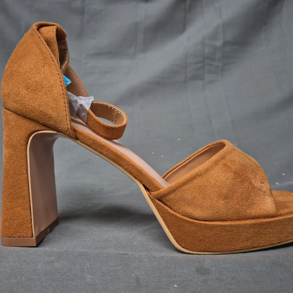 BOXED PAIR OF ERYNN OPEN TOE BLOCK HEEL SANDALS IN BROWN EU SIZE 39