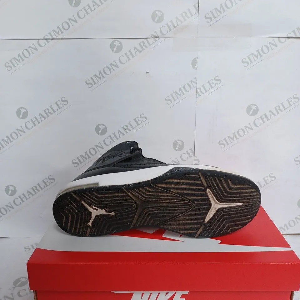 JORDAN FLIGHTS IN BLACK & WHITE - UK 10