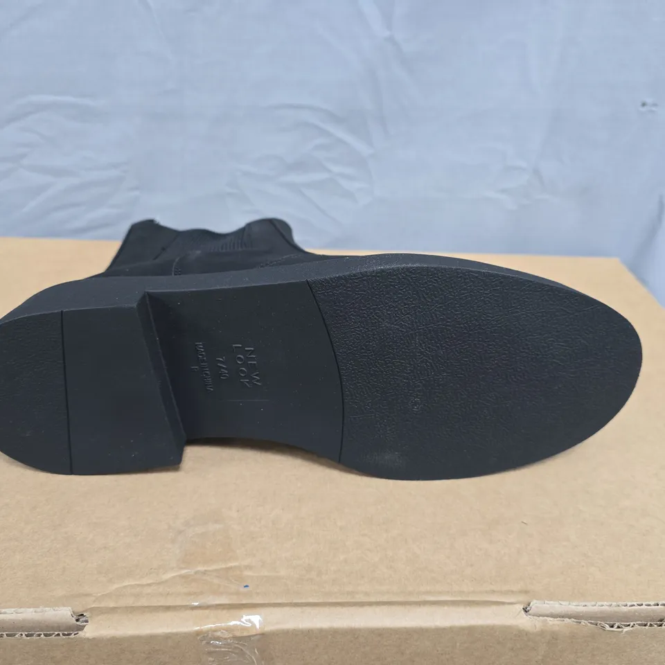 BOXED PAIR OF NEW LOOK WOMEN'S BLACK CHELSEA BOOTS - UK SIZE 7