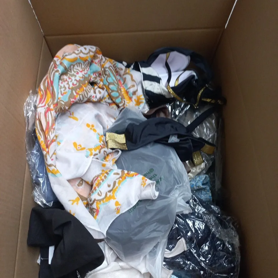 BOX OF APPROXIMATELY 25 ASSORTED CLOTHING ITEMS OF VARIOUS SIZES AND STYLES