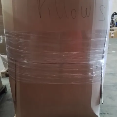 PALLET CONTAINING A LARGE QUANTITY OF PILLOWS