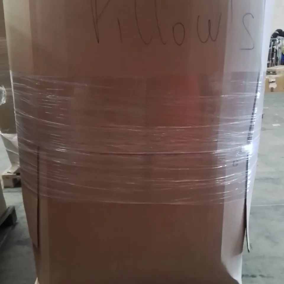 PALLET CONTAINING A LARGE QUANTITY OF PILLOWS 