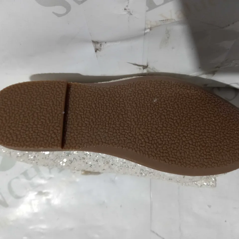 BOXED PAIR OF FTGE OF INNOCENCE CHILDREN'S BALLERINA STYLE SHOES IN BEIGE W. GLITTER EFFECT SIZE 25