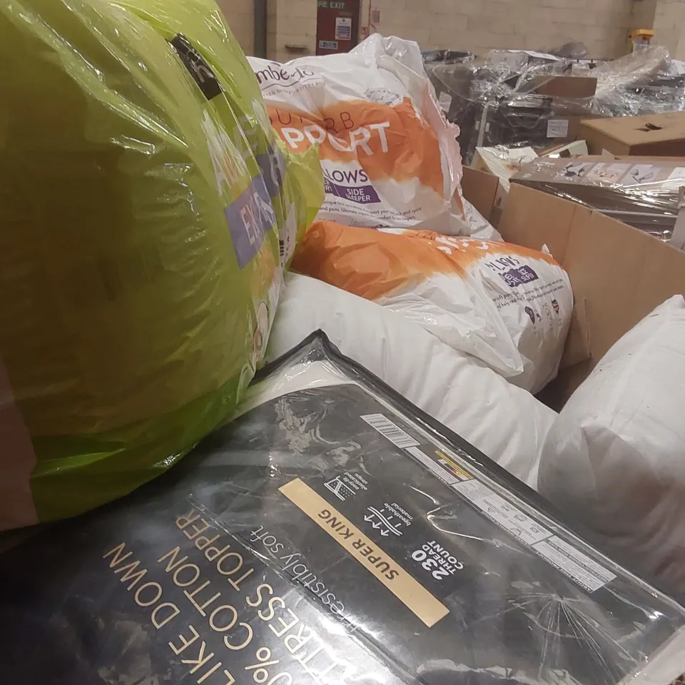 PALLET CONTAINING A LARGE QUANTITY OF ASSORTED BEDDING PRODUCTS