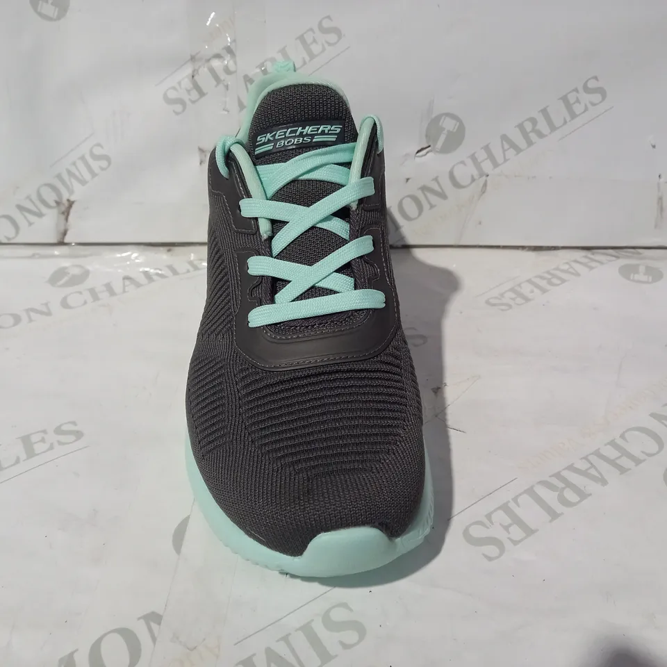 BOXED PAIR OF SKECHERS BOBS SQUAD SUMMER HAZE ENGINEERED KNIT LACE TRAINERS UK SIZE 5